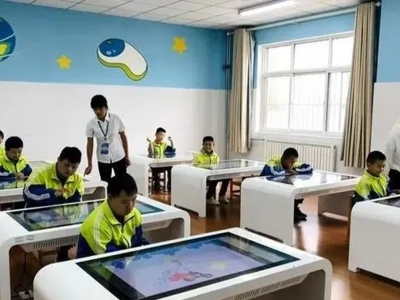如何选购校园电子班牌